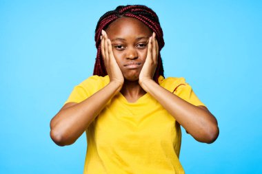 İzole edilmiş arka planda afro örgülü bir kadın.