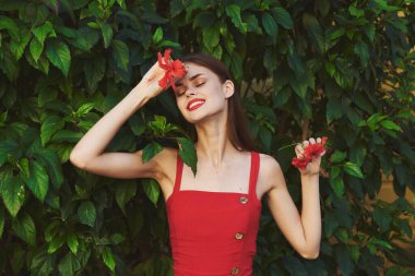          Bahçede çiçekleri olan güzel bir kadın.                       