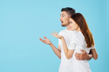 Stüdyoda kafası karışmış genç bir çift. 