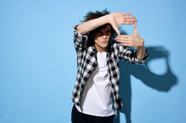 Genç adam stüdyoda çerçeve yapıyor. 