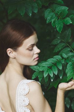 Parkta poz veren güzel bir kadının portresi..