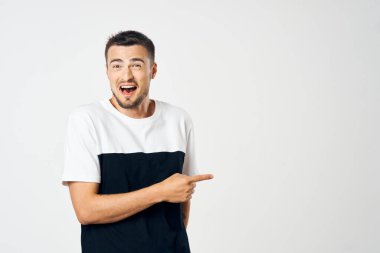 Genç yakışıklı adam beyaz arka planda izole edilmiş. 