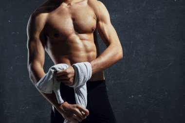 Stüdyo çekimlerinde genç bir sporcu poz verdi                    