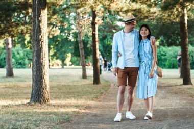 Genç çift parkta eğleniyor.  