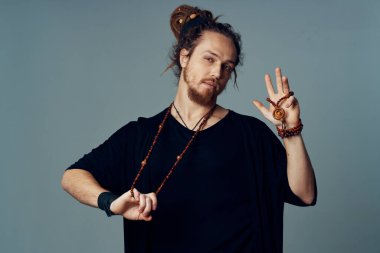 Genç anne stüdyoda poz veriyor.