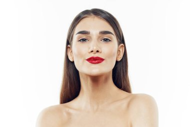 Dudaklarında kırmızı ruj olan güzel bir kadının portresi. Güzellik, moda fotoğrafçılığı 