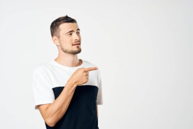 Stüdyoyu gösteren yakışıklı bir genç, izole bir geçmişi var.