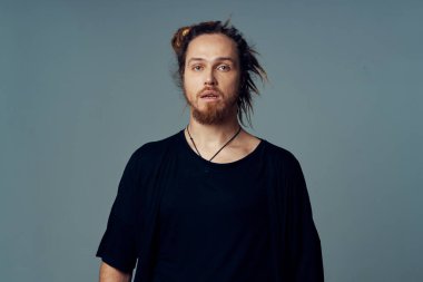 Genç anne stüdyoda poz veriyor.