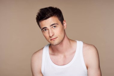 Tecrit edilmiş genç ve yakışıklı bir adamın stüdyo fotoğrafı.