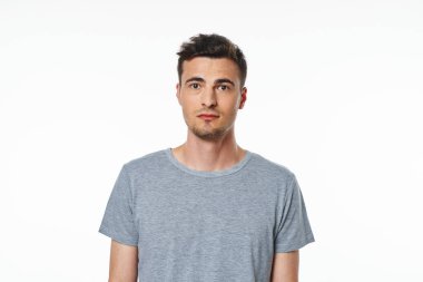 Stüdyoda genç bir adam var.