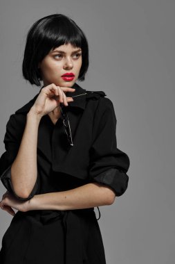 Stüdyoda poz veren güzel bir kadın.