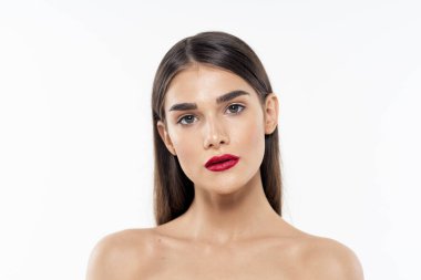 Dudaklarında kırmızı ruj olan güzel bir kadının portresi. Güzellik, moda fotoğrafçılığı 