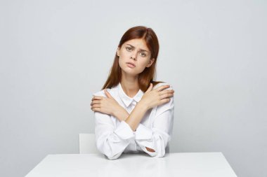  Ofiste masasında oturan beyaz bluzlu yorgun iş kadını. 