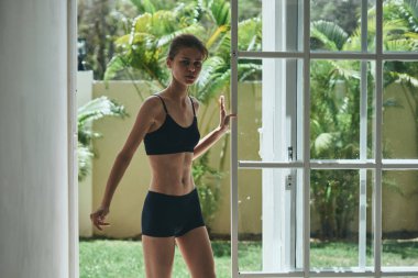 Pencerenin yanında güzel bir kadın.