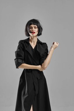 Stüdyoda poz veren güzel bir moda kadını.