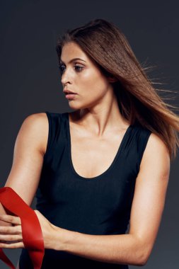 Stüdyo çekimi. Genç, zinde bir kadın esniyor, izole edilmiş bir geçmişi var.