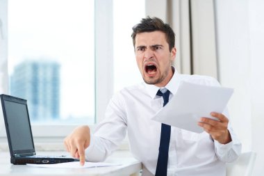 Ofiste evrakları olan umutsuz genç bir işadamı var.