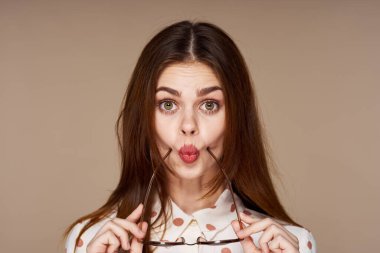 Stüdyoda poz veren güneş gözlüklü güzel bir kadın. 