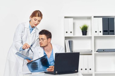 Revirde röntgenle çalışan genç bir doktor. 