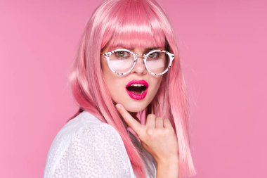 Pembe peruklu genç kadın pembe arka planda şaşırdı.