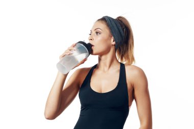 Stüdyo çekimi. Genç ve zinde bir kadın, yalnız. 