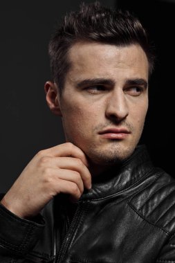 Deri ceketli genç yakışıklı adamın portresi. Stüdyo çekimi. Moda fotoğrafçılığı