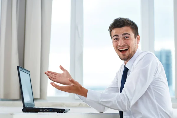 ノートパソコンを持つ若いハンサムな幸せなビジネスマン — ストック写真
