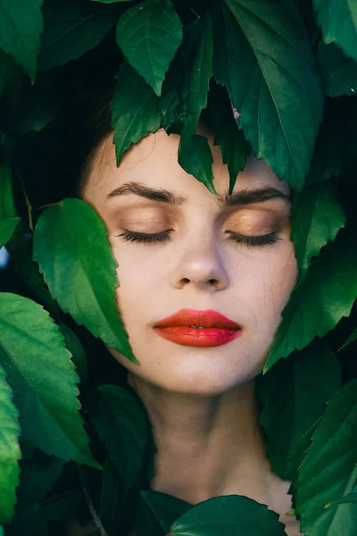Ung Vacker Kvinna Poserar Trädgården — Stockfoto