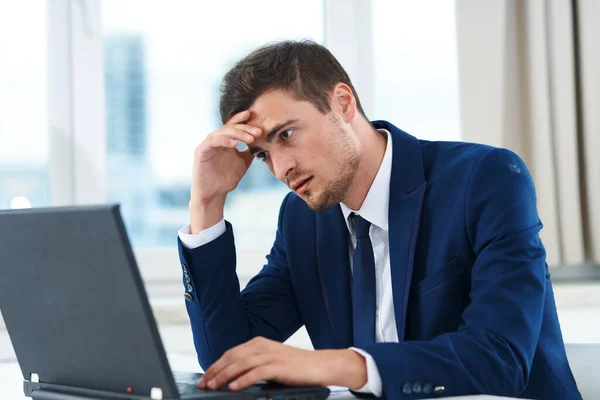 Desapontado Empresário Trabalhando Escritório Com Laptop — Fotografia de Stock