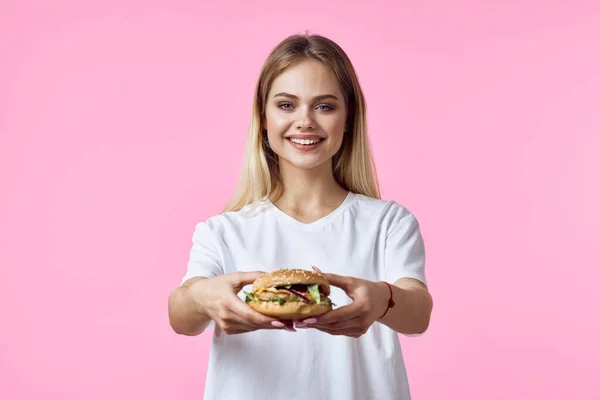 Schattig Blond Meisje Eten Hamburger Studio — Stockfoto