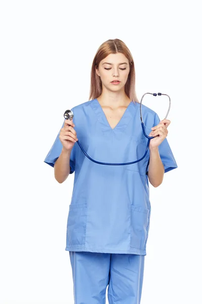 年轻美丽的护士 带听诊器 白色隔离 — 图库照片