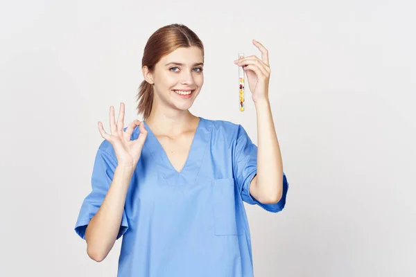 Jovem Médico Com Pílulas Estúdio — Fotografia de Stock