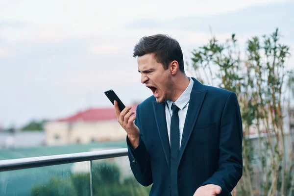 Genç Kızgın Adamı Sokakta Akıllı Telefondan Konuşuyor — Stok fotoğraf