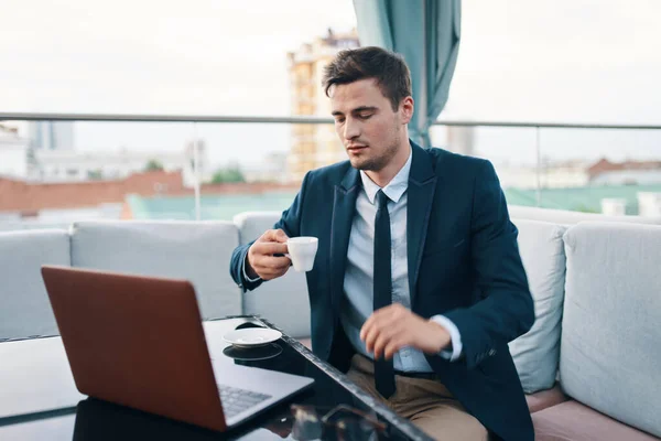 Jovem Empresário Bonito Que Trabalha Com Laptop Café — Fotografia de Stock
