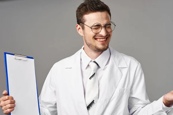 Colpo Studio Giovane Medico Ridere Sfondo Isolato — Foto Stock