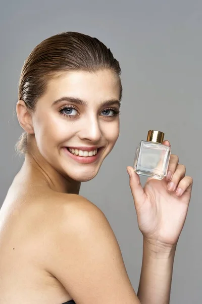 Młoda Piękna Kobieta Trzymająca Butelkę Perfum Zdjęcia Studyjne — Zdjęcie stockowe