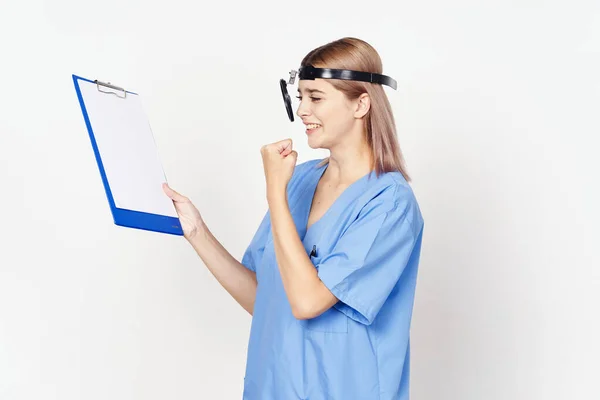 Jovem Médica Feminina Segurando Documento Estúdio Fundo Branco — Fotografia de Stock