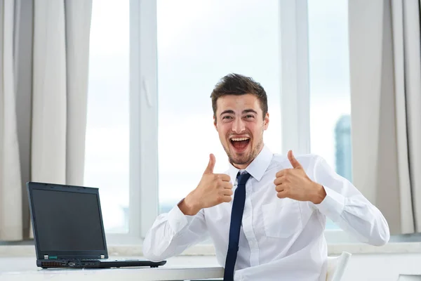 Joven Hombre Negocios Guapo Trabajando Oficina Mostrando Los Pulgares Hacia — Foto de Stock