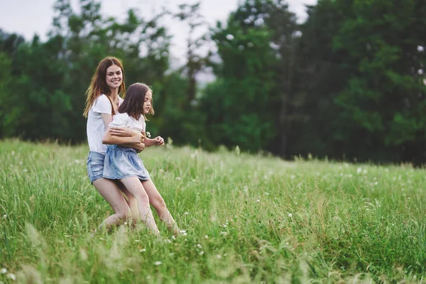 Young Mother Her Daughter Having Fun Camomile Field — Stock Photo, Image