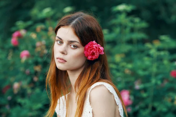 Giovane Donna Con Fiore Rosa Giardino — Foto Stock