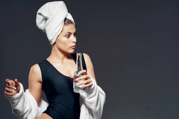 Tiro Estúdio Jovem Mulher Forma Roupão Banho Com Garrafa Água — Fotografia de Stock