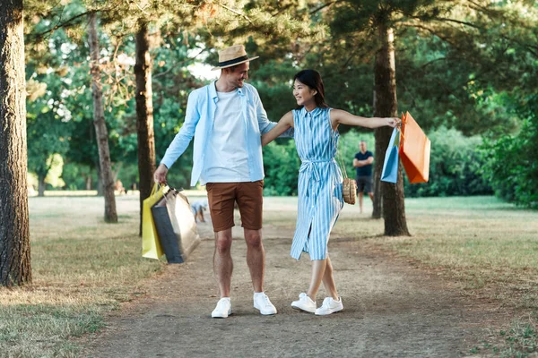 Junges Paar Mit Einkaufstüten Park — Stockfoto