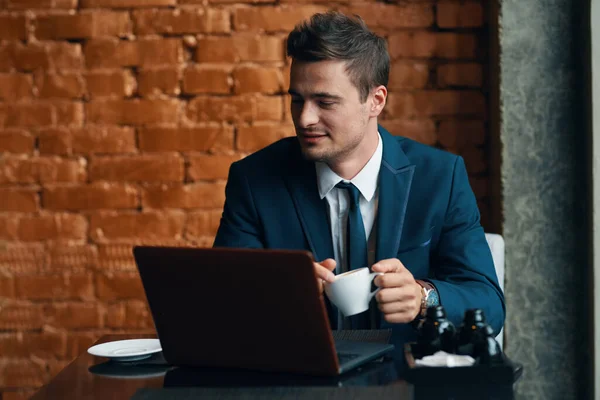 Ung Affärsman Med Laptop Och Kaffekopp Kontoret — Stockfoto
