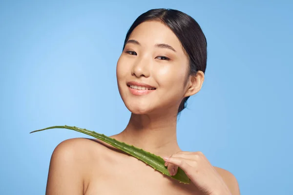 Joven Hermosa Mujer Asiática Posando Con Aloe Vera Hoja —  Fotos de Stock