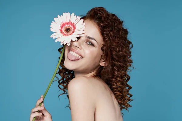 Ung Vacker Kvinna Poserar Med Blomma — Stockfoto