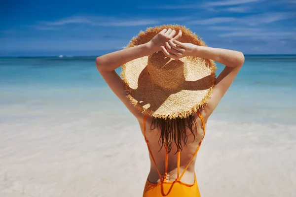 Jonge Mooie Vrouw Ontspannen Het Strand — Stockfoto