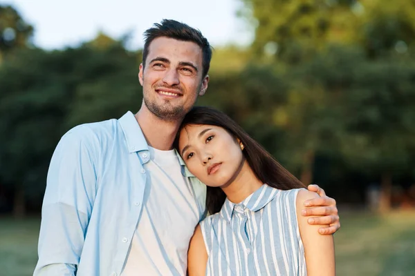 Young Beautiful Couple Embracing Summer Park — Stock Photo, Image