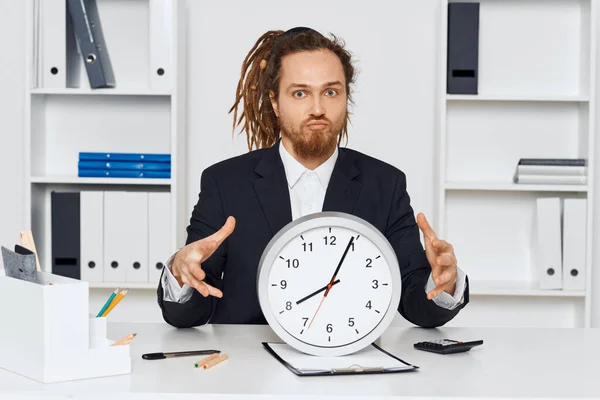 Jungunternehmer Mit Uhr Büro — Stockfoto