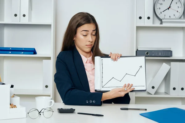 Junge Schöne Geschäftsfrau Sitzt Schreibtisch Büro Und Zeigt Ein Diagramm — Stockfoto