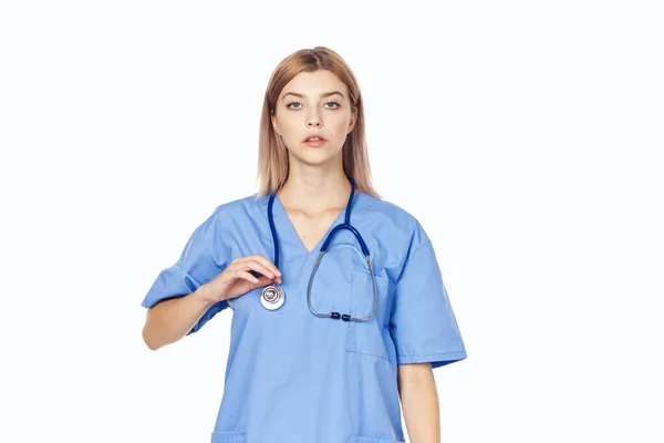 Jovem Bela Enfermeira Com Estetoscópio Isolado Branco — Fotografia de Stock